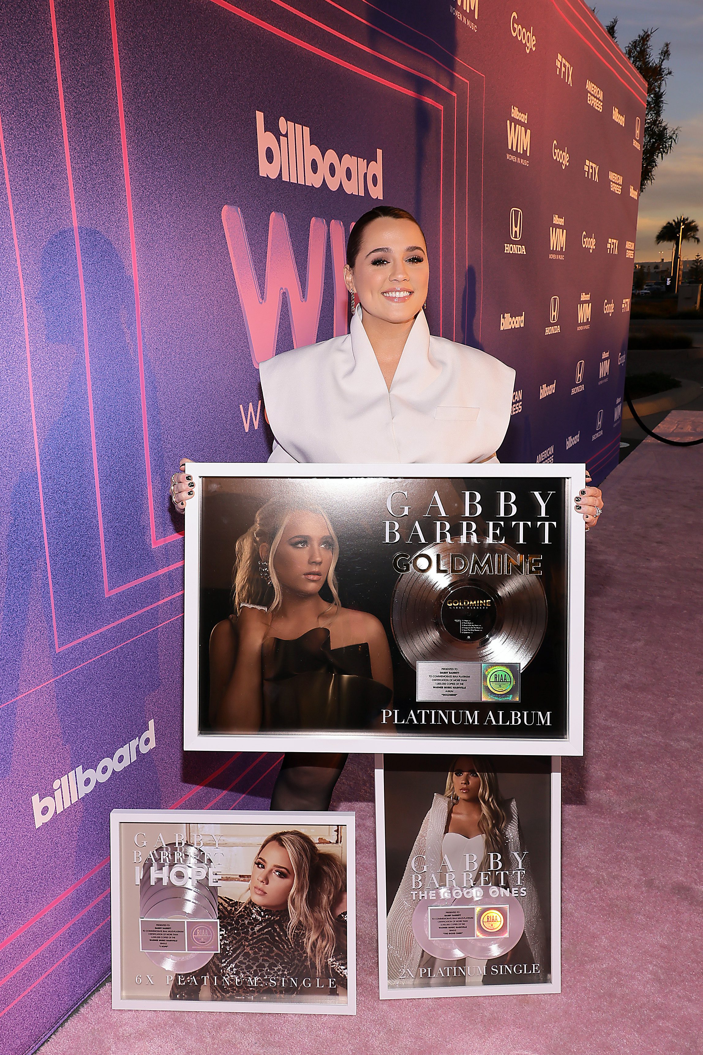 GABBY BARRETT WITH HER PLATINUM PLAQUES AT THE 2022 BILLBOARD WOMEN IN MUSIC AWARDS